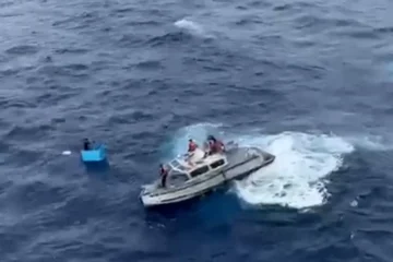 Dos náufragos se salvan al mantenerse a flote durante cinco días gracias a una nevera portátil
