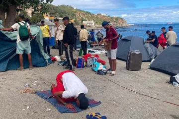 La Policía vuelve a desalojar El Trampolín y los migrantes vuelven de nuevo: «¡Asilo, asilo!»