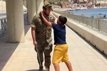Un niño marroquí llora y ruega a unos militares que no lo deporten en Ceuta