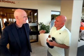 Infantino, incómodo con las preguntas de un periodista, bromea con su calvicie: «Nos vemos en la peluquería»