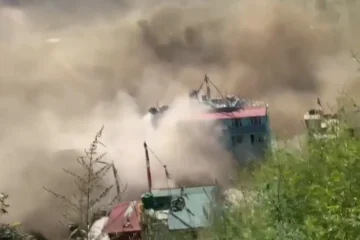 Momento en el que una riada repentina arrasa todo a su paso en Nepal