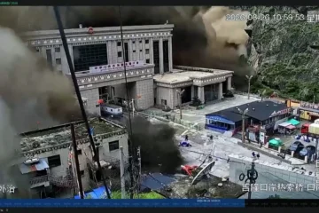 Impactantes imágenes de la repentina riada que ha arrasado el paso fronterizo entre Nepal y China