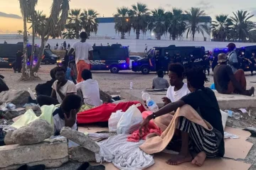 Comienza el desalojo de miles de migrantes de la playa ceutí de El Trampolín