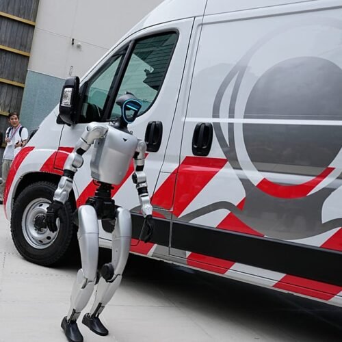 Una empresa japonesa presenta una ambulancia robótica para reparar humanoides in situ