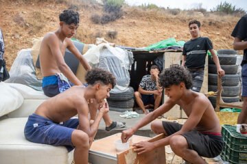 El ‘oasis’ de «libertad» de los chavales marroquíes en Ceuta: «Centros de menores, no; queremos libertad»