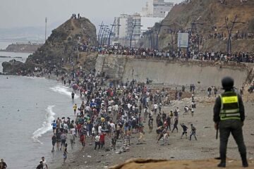 CNI y Guardia Civil llevan años alertando de la debilidad de la frontera con Marruecos: «Ya hay pocos inmigrantes que escalen la valla, la cortan por el suelo para cruzar»