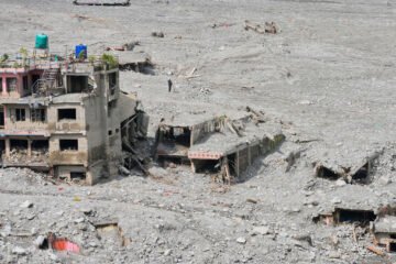 Los 500 huérfanos del «apocalipsis» de Nepal y el llamamiento de su primer ministro: «Lo que sucedió fue una advertencia para el mundo»