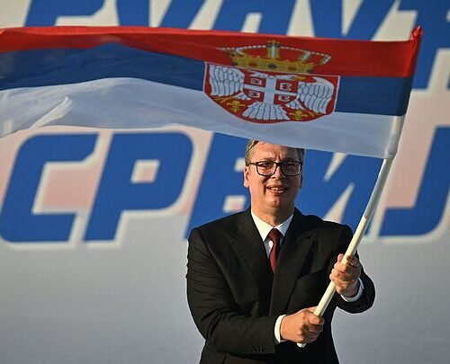 El presidente de Serbia, Aleksandar Vucic, dimite antes de las elecciones parlamentarias de octubre