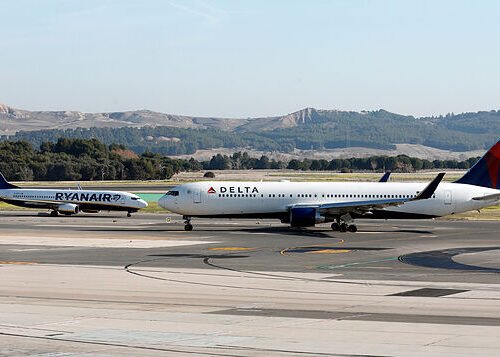 Un avión de Delta aterriza de emergencia en Oporto tras detectarse humo en la cabina