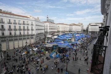Acampada en Sol por la crisis de la vivienda, en directo | El delegado del Gobierno se niega a desalojar Sol, como piden Ayuntamiento y Comunidad