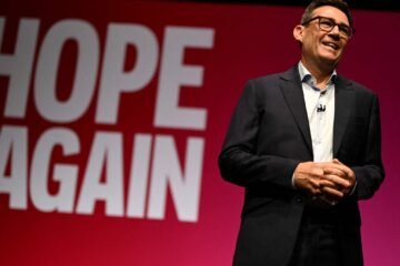 Burnham combina populismo con ‘establishment’ en el lanzamiento de su programa de Gobierno