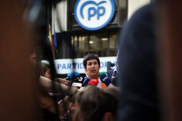 Los acampados ‘celebran’ ante la sede del PP tener a toda la izquierda a su lado y aprietan a Feijóo