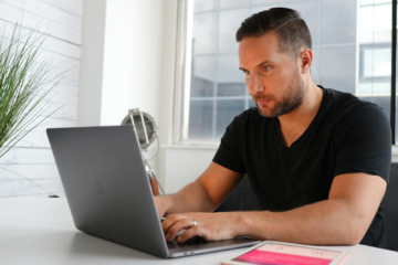 Los expertos en derecho laboral coinciden: «Puedes denunciar si tu jefe te contacta fuera del horario laboral y la indemnización es de 7.500 euros»