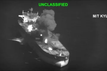 Tres buques iraníes son atacados por EEUU tras lanzar misiles a un portaaviones americano