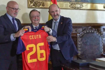 Luis de la Fuente, en su visita a Ceuta: «Sois los ídolos de toda España, estamos con vosotros»
