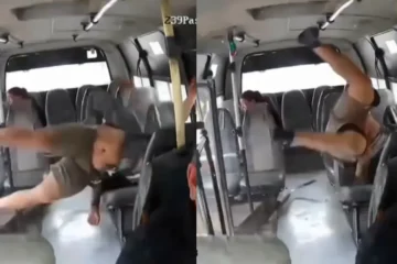 Tremendo choque de un motorista contra un autobús con final inesperado