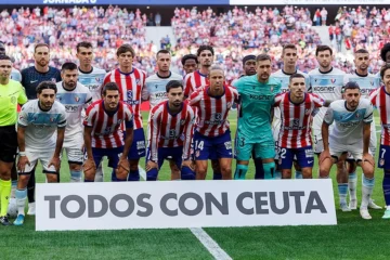 Atlético de Madrid y Osasuna muestran su apoyo a Ceuta posando junto a una pancarta