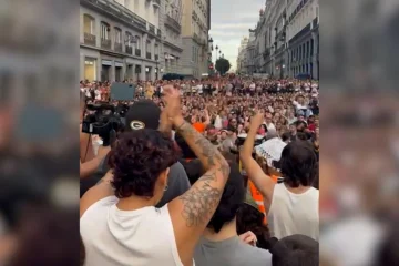 Momentos de tensión en la acampada de Sol por la crisis de la vivienda: «Vergüenza me daría ser policía»