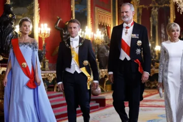 Felipe VI pide ante Macron y Sánchez eficacia «en la protección de la frontera exterior de la Unión»