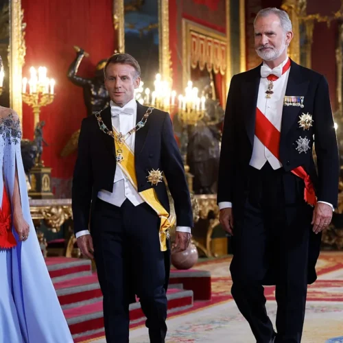 Felipe VI pide ante Macron y Sánchez eficacia «en la protección de la frontera exterior de la Unión»