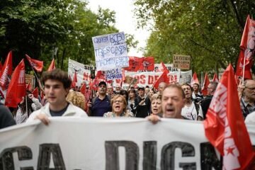 Manifestaciones por la vivienda, en directo | Movilización multitudinaria en toda España por el derecho a la vivienda tras la derogación de los dos decretos al grito de «huelga general»