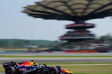 Pole para Verstappen en el GP de Baréin donde Alonso mostró la mejoría de Aston Martin