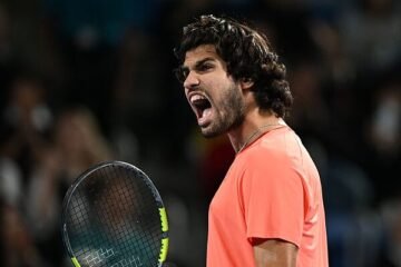 Alcaraz tumba a Munar a base de golpes y jugará en Tokio su cuarta final del año