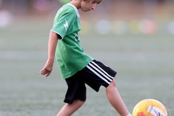 La Federación Catalana prohíbe a Luca, el niño de la enfermedad ultrarrara, jugar con sus amigos: «La edad tiene carácter imperativo»