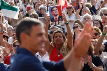 El PSOE arranca la precampaña con un amplio catálogo de insultos al «perro» Sánchez para tratar de movilizar a sus votantes
