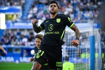 El Cuti Romero da la victoria al Atlético ante un Alavés que se quedó con 10