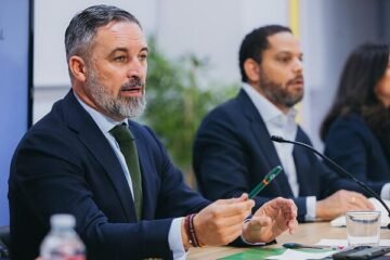 Abascal reúne a su cúpula mirando a las elecciones: insta a sus cuadros a salir con «ambición de convencer a la mayoría»