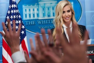 La nueva portavoz de prensa de Trump debuta con tropiezos en el atril de la Casa Blanca