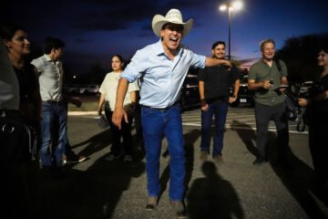 Cumbias en español y las botas vaqueras de Bobby Pulido para desafiar al trumpismo en Texas