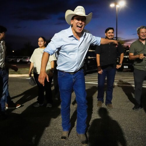 Cumbias en español y las botas vaqueras de Bobby Pulido para desafiar al trumpismo en Texas