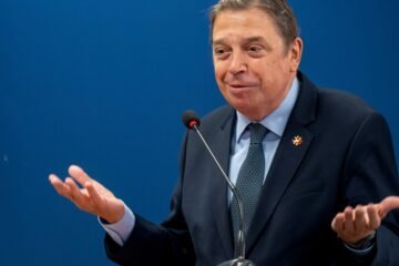 Dinero y tractorada: Planas riega con 4,8 millones a cooperativas y organizaciones del sector mientras se convoca una tractorada en Madrid