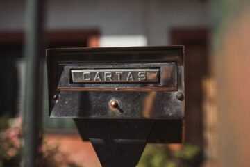 La empresa la despidió sin que pudiera acudir a la cita: un error postal le costó casi 7.000 euros