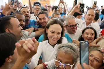 María Corina Machado aparece por sorpresa en un santuario en Venezuela